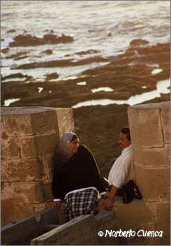 078marruecos 2003-essaouira-pelando la pava en la muralla
